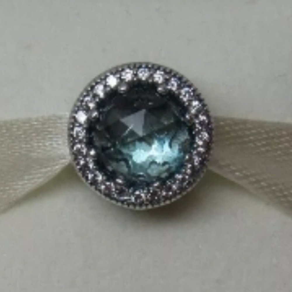 Pandora glacier blue, radiant hearts, charm - Picture 7 of 8